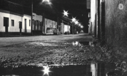 Rua a Noite: vista da rua coronel Horta apos uma tempestade de verão. Lavrinhas, 1981.